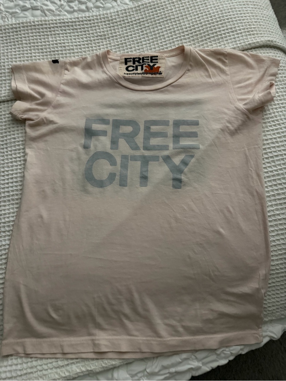 Free a city tee medium